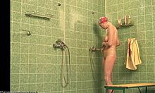 Una ragazza amatoriale kinky mostra il suo corpo perfetto sotto la doccia