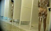 Behåret fisse chick sæber sig ind før brusebad (skjult cam porno)