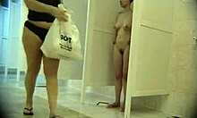 Delgada nena muestra su jugoso coño en un caliente video voyeur