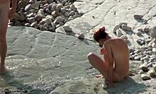 Namorada ruiva desfruta de atividades na praia com seu namorado