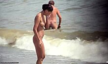 Garota nua de cabelos escuros andando nua em uma praia