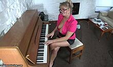 Dojrzała fortepianistka i jej amatorskie próby uwodzenia