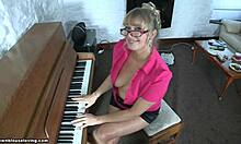Pianista madura e suas tentativas amadoras de sedução