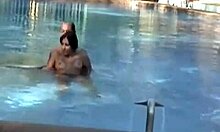 Аматерски пар ужива у базену по врућем дану