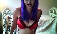 紫色の髪のガールフレンドがセクシーな胸を見せつける