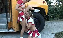 Une pom-pom girl chaude se fait baiser par ses camarades d'école