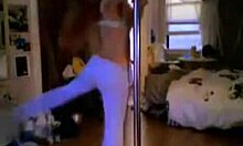 Erstaunliche Teenager-Kurven wackeln, während sie in ihrem Zimmer mit der Stange tanzt