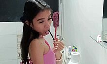 Filipina flickvän ger dubbel handjob och röv slickning i hemgjord video