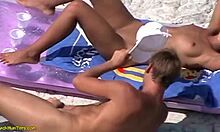 Solbrun babe viser frem sin nubile kropp i en voyeur-video