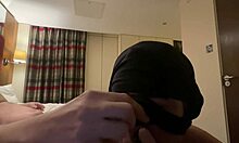 Amaterski gejevski par uživa v seksu v hotelski sobi