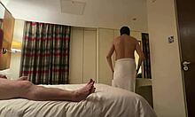 Ερασιτεχνικό γκέι ζευγάρι απολαμβάνει σεξ σε δωμάτιο ξενοδοχείου