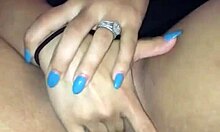 Crystina Rossi se masturbando com os dedos e mostrando como está molhada
