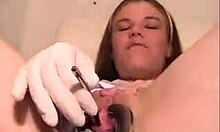 Η άτακτη καυτερή δείχνει το μουνί της σε αυτό το κοντινό ιατρικό βίντεο φετίχ