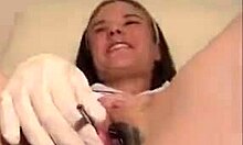 Nezbedná kráska ukazuje svoju kundičku v tomto detailnom lekárskom fetišovom videu