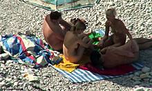 Hotties excitate au o conversație pe o plajă de nudiști