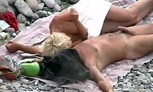 Blondie spiller sin kærestes pik på en strand