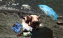 Session de baise intense avec des nudistes excités sur une plage