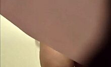 Большегрудая блондинка-любительница принимает душ и демонстрирует свои сексуальные ножки на камеру