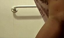 Prsatá blond amatérka se sprchuje a ukazuje své sexy nohy na kameře