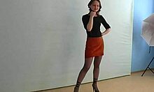 Amatérka s plochým hrudníkem v sukni ukazuje svá krásná prsa před kamerou