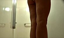 Dögös, szőke hajú amatőr zuhanyozik és mutatja meg szexi lábait a kamerán