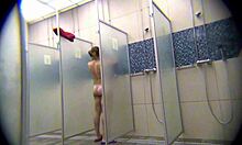 Zuhanyzó csajok mutatják meg testüket a zuhany alatt