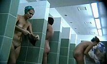性感的古铜色女孩在淋浴下展示她的裸体屁股
