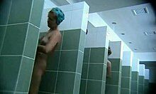 Sexy solbrun jente viser frem den nakne rumpa under dusjen