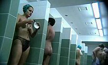 Seksikäs ruskettunut tyttö on osoittaa pois hänen alaston butt alle suihku