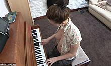 O brunetă jucăușă cu sâni plini de viață cântă la pian topless