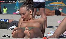 La fidanzata abbronzata amatoriale mostra le sue tette su una spiaggia di nudisti in HD