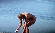 Busty blondi tehdä juttuja nudisti rannalla, näyttää kuuma