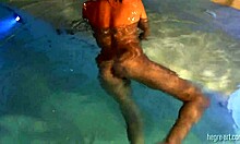 A linda amadora Gabriella mostra sua buceta em uma piscina
