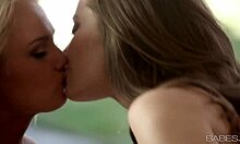 Dua lesbian yang bergairah berciuman dan saling memuaskan secara oral