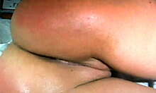 Primo piano di una dolcezza che si masturba durante il suo spettacolo in webcam
