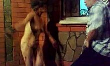Full bestemor danser helt naken i offentligheten
