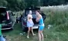 Amatörflickvänner dansar i hemgjord video