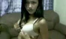 Азиатская красотка показывает свое тело в домашнем видео