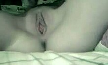 Atrakcyjna amatorska para nagrywa domowe porno w filmie