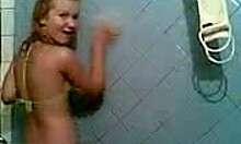 Великолепная любительница-подросток принимает горячий душ