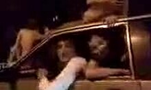 Sarhoş Rus adamlar arabalarında çıplak kadınları sürüyorlar