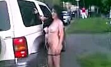 Półnaga brunetka pokazuje swoje ciało na ulicach