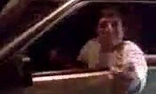 Fulle russiske gutter kjører nakne damer på bilen sin