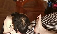 Kusząca kobieta oddaje się swojemu fetyszowi stóp ze swoim teściem