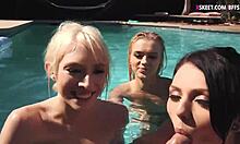 Mladé ženy dávají orální potěšení v bazénu
