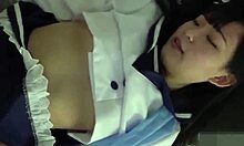 Sexo gay sin cortar y sin filtros con un ídolo japonés mostrando su coño rasurado