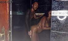 Badezimmer toben mit einer 18-jährigen Amateurin und ihrem schwarzen Dildo