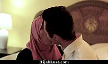 Ung hijabi-jente forfører stemorens elsker og overbeviser ham om å ha sex med henne - Hijab:lust