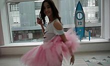 Zachwycająca amatorska tancerka kusi w różowej tutu