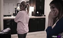 Derrick Pierce en Aaliyah Love, een geil koppel, verrassen hun tiener lesbische dochter met een trio